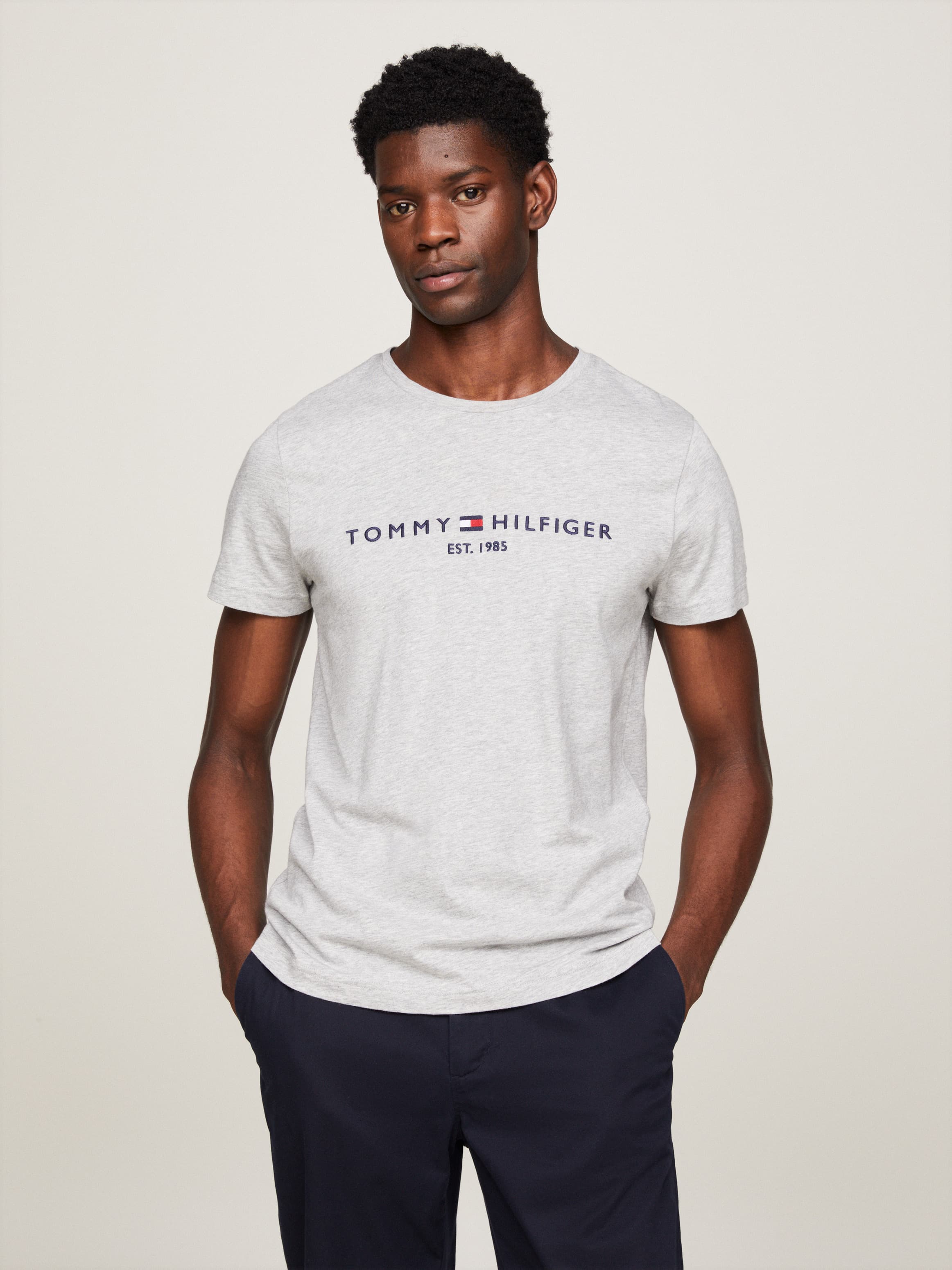 تيشيرت بأكمام قصيرة وشعار مطرز